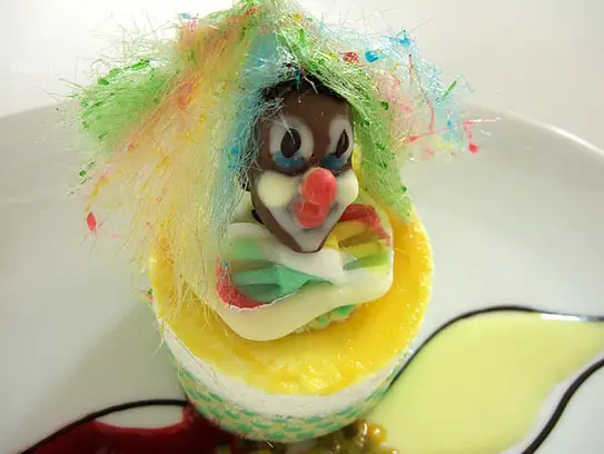 Schokoladenmousse im Dekorbiskuitmantel auf Himbeermark mit Schokoclown