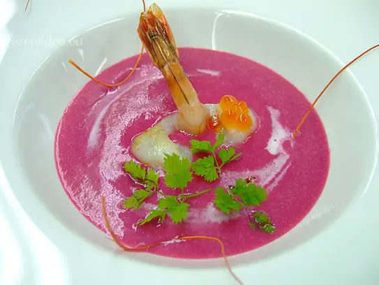 Rote Betecremesüppchen mit gebratenen Garnelenschwanz und Forellenkaviar