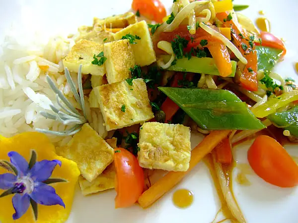 Asiatisches Wokgemüse mit aromatischen Duftreis und gebratenen Omelette