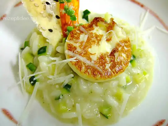 Risotto mit Zucchini und gegrillten Käsetaler