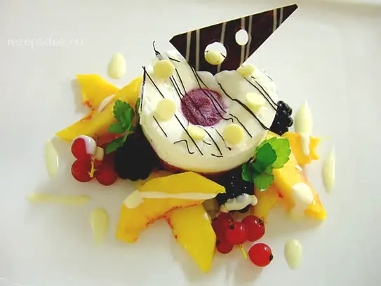 Mousse von der Blaubeere und Vanille auf marinierten Pfirsichen und Waldbeeren