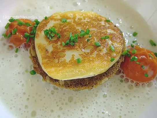 Geflügelcremesüppchen mit gegrilltem Weichkäse auf Sonnenblumenkernbrot