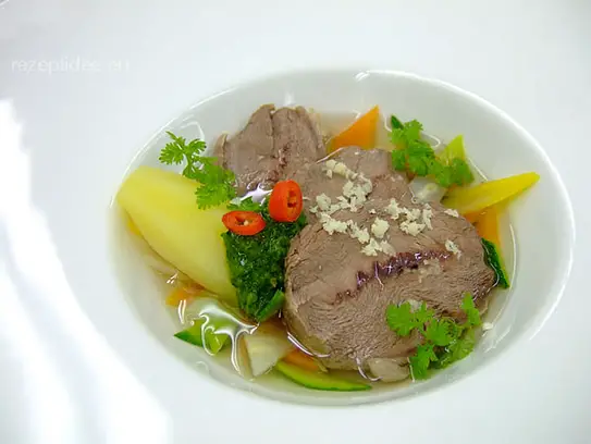 Im Wurzelgemüsesud pochiertes Kalbsschulternathl mit grüner Kräutersauce und Naturkartoffeln