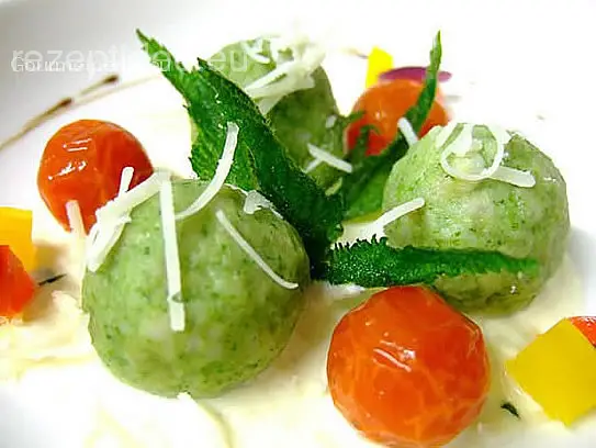 Brennneselknödel auf Taleggio-Käsecreme