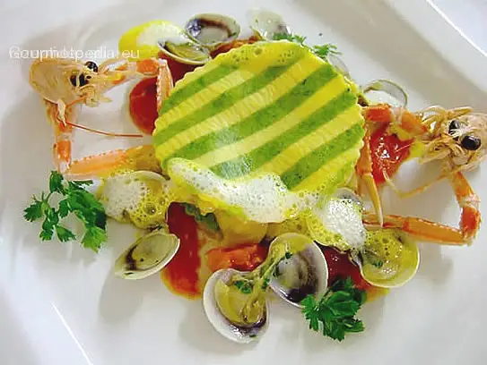Offene Lasagnette mit Safranragout von Kaisergranat, Tintenfische, Venusmuscheln und Tomaten