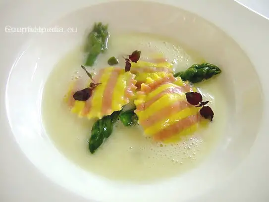 Spargelschaumsuppe mit Mascarpone-Teigtaschen