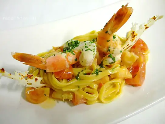 Tagliolini mit Riesengarnelen, Kirschtomaten und Basilikumbutter