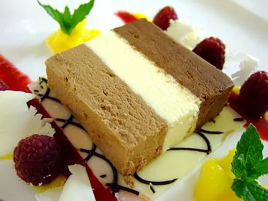 Terrine vom weißen und braunen Schokoladenmousse auf Himbeermark