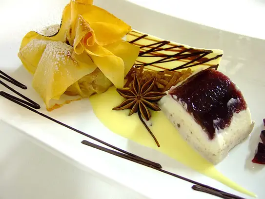 Ziehteigtasche mit Quittenfüllung auf Sternanissauce an Kastanienparfait