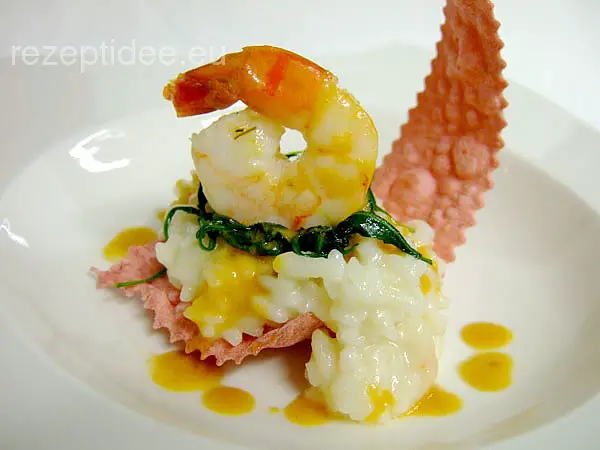 Risotto mit gebratenen Riesengarnelen und gedünsteten Mangoldblättern