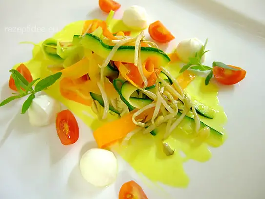 Gemüsebandnudeln in Currysauce mit Mozzarellakugeln und Kirschtomaten