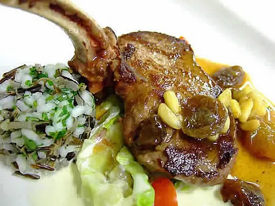 Wildschweinkotelette mit Sultaninen-Pinienkernsauce auf Sahnekraut und Wildreis