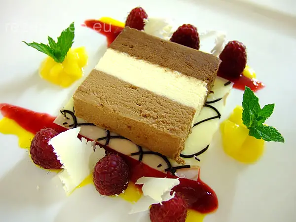 Terrine vom weißen und braunen Schokoladenmousse auf Himbeermark