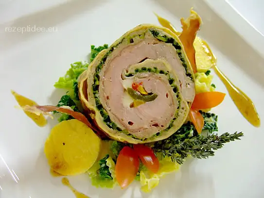 Kalbsrolle gefüllt mit Gemüse, Mozzarella und Rohschinken auf sautierten Wirsing
