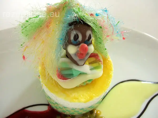 Schokoladenmousse im Dekorbiskuitmantel auf Himbeermark mit Schokoclown