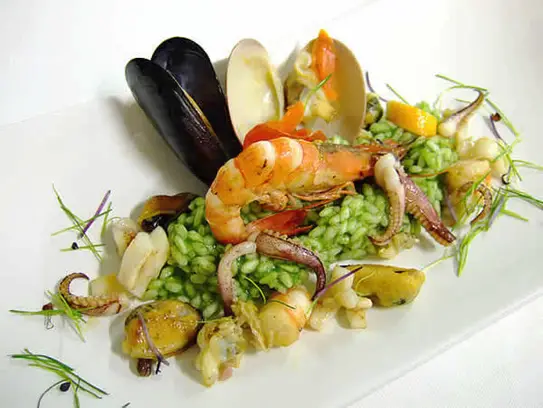 Basilikumrisotto mit sautierten Meeresfrüchten