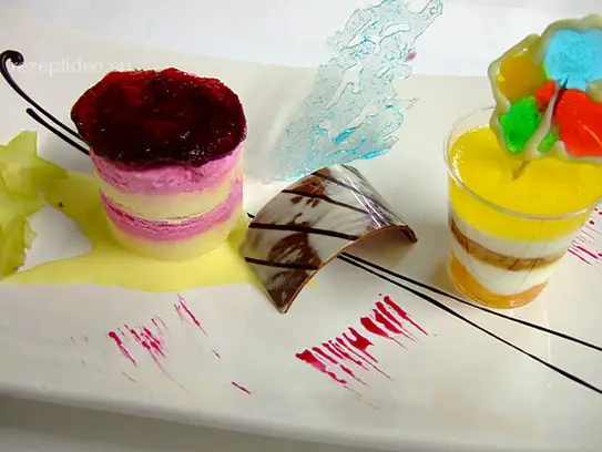 Parfait von Passionsfrucht und roter Betesaft mit weißen Schokoladenmousse, Krokant und Aprikosengelee